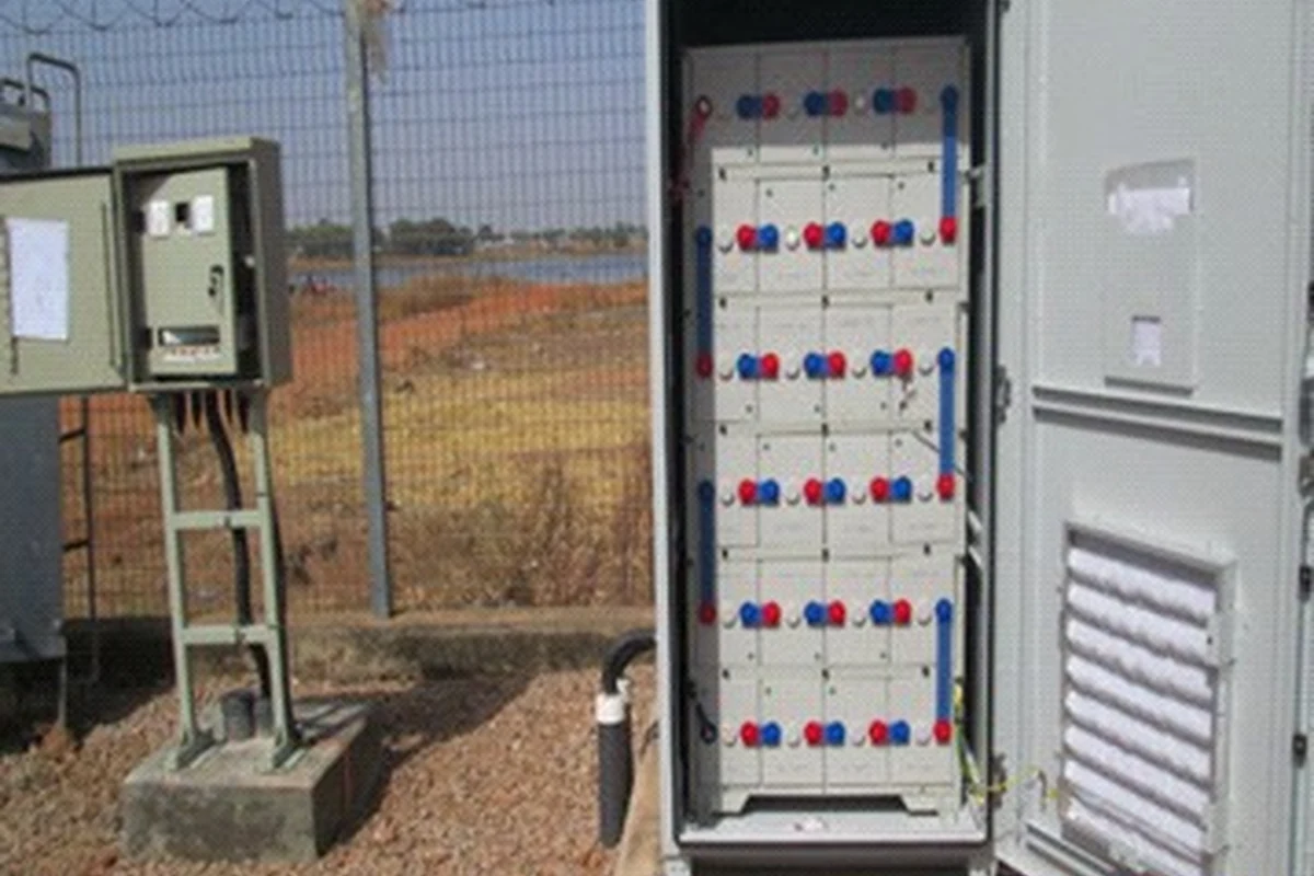 Power cabinet and battery installation